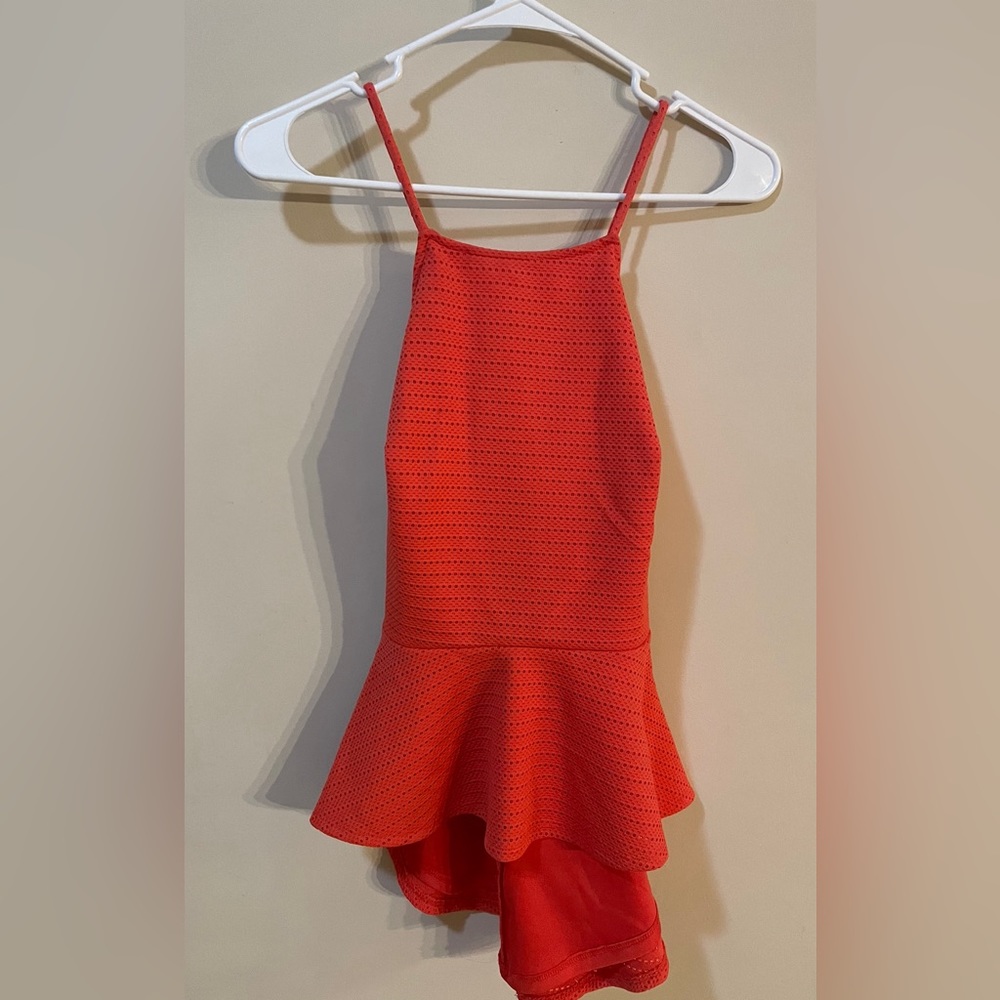 Guess v-back shirt